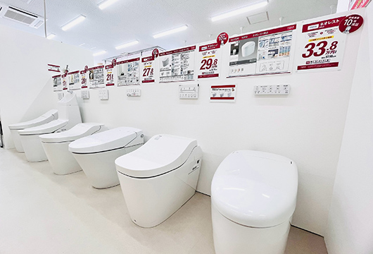 トイレは12台展示。座り心地も試すことができます。