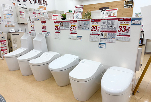 トイレは12台展示。座り心地も試すことができます。
