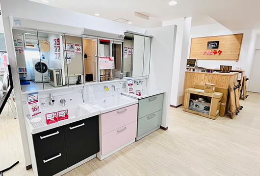 掃除がしやすい洗面台を6台展示しております。