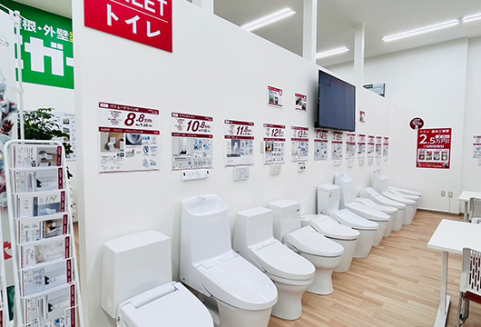 トイレは14台展示。座り心地も試すことができます。