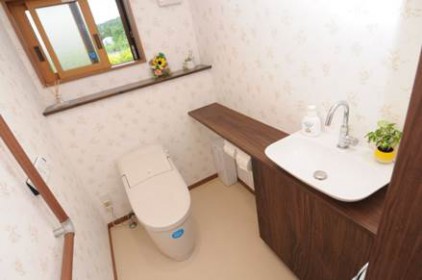 登米市【花柄のクロスで華やかにトイレリフォーム】