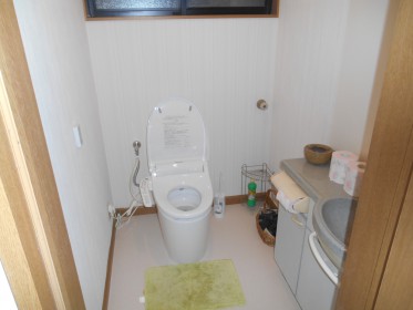 石巻市渡波＿清潔感溢れる白基調のトイレリフォーム