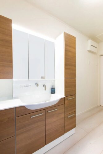 【戸建ての洗面所リフォーム】収納力と清掃性を両立！後悔しないおしゃれで機能的な洗面台の選び方
